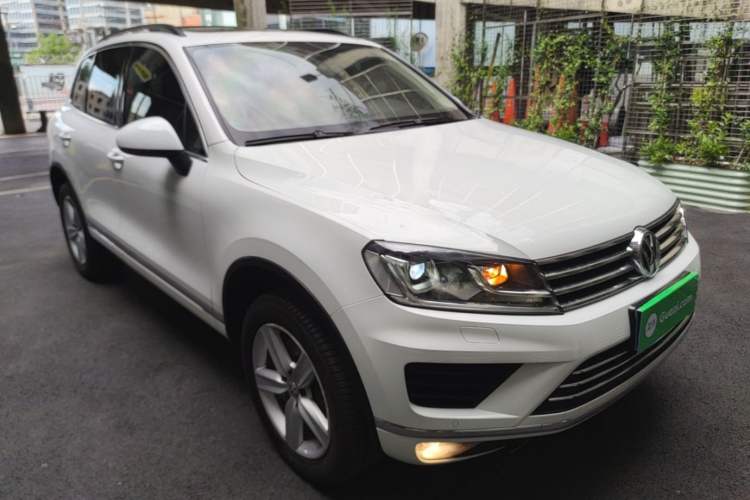 Used Volkswagen Touareg 2017 3.0 TSI Start Edition Front Right 45 Deg