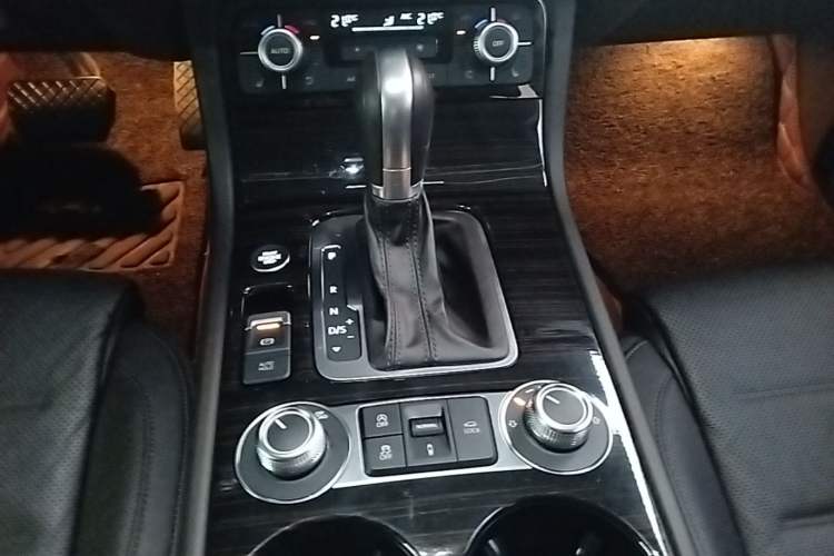 Used Volkswagen Touareg 2017 3.0 TSI Touareg Edition Gear Lever