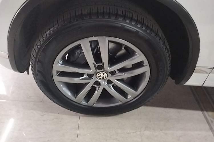 Used Volkswagen Touareg 2017 3.0 TSI Touareg Edition Left Front Wheel Hub