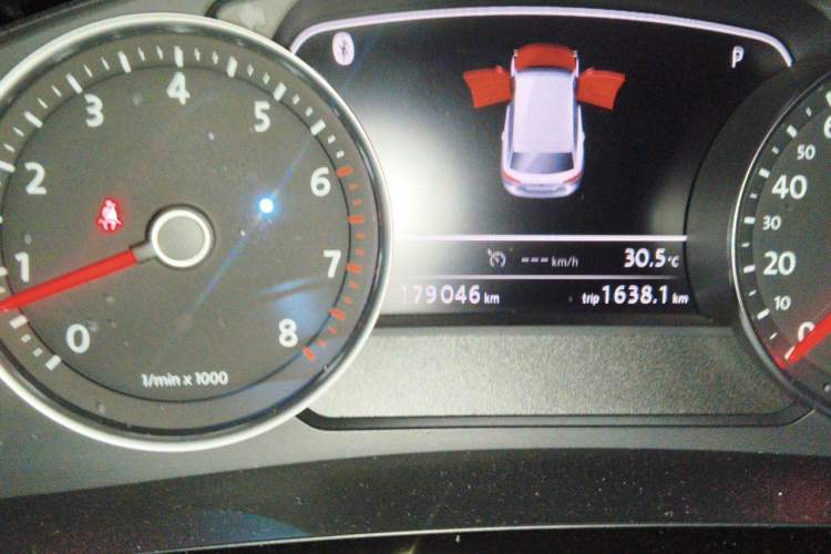 Used Volkswagen Touareg  Odometer Close Up