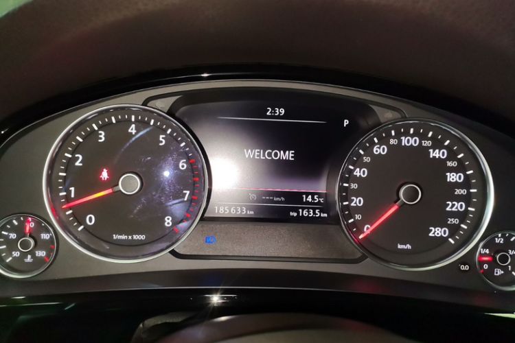 Used Volkswagen Touareg 2017 3.0 TSI Touareg Model Odometer Close Up
