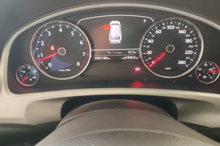 Used Volkswagen Touareg 2017 3.0 TSI Touareg Model Odometer Close Up