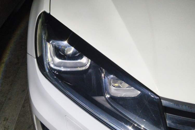 Used Volkswagen Touareg  Right Front Headlight