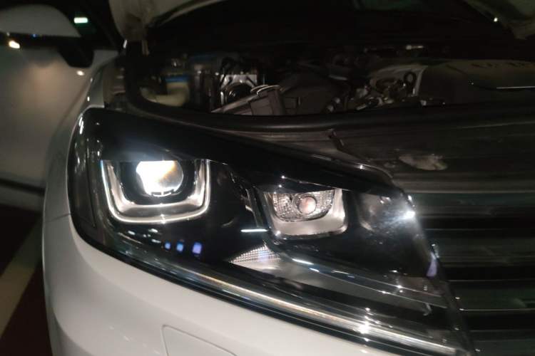 Used Volkswagen Touareg 2017 3.0 TSI Touareg Model Right Front Headlight