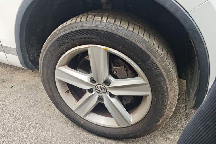 Used Volkswagen Touareg 2017 3.0 TSI Touareg Edition Right Front Wheel Hub