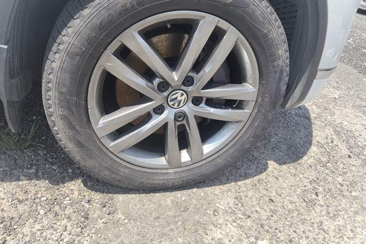 Used Volkswagen Touareg 2017 3.0 TSI Touareg Edition Right Front Wheel Hub