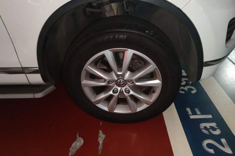 Used Volkswagen Touareg 2017 3.0 TSI Touareg Model Right Front Wheel Hub