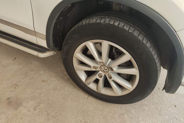 Used Volkswagen Touareg 2017 3.0 TSI Touareg Model Right Front Wheel Hub
