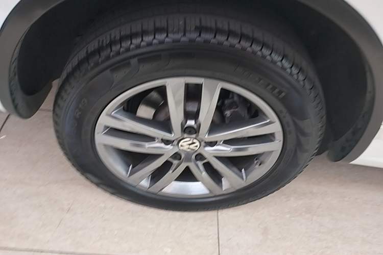 Used Volkswagen Touareg 2017 3.0 TSI Touareg Edition Right Rear Wheel Hub