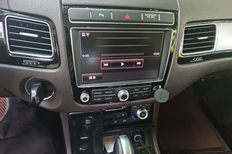 Used Volkswagen Touareg 2018 3.0 TSI Glory Collection Edition Audio And AC Panel