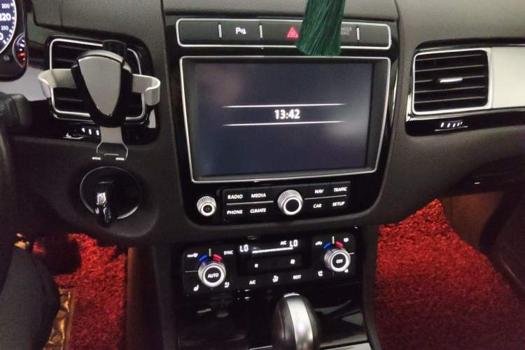 Used Volkswagen Touareg 2018 3.0 TSI Glory Collection Edition Audio And AC Panel