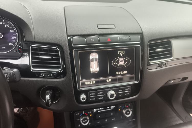 Used Volkswagen Touareg 2018 3.0 TSI Glory Collection Edition Audio And AC Panel