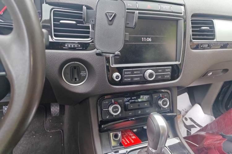 Used Volkswagen Touareg 2018 3.0 TSI Glory Collection Edition Audio And AC Panel