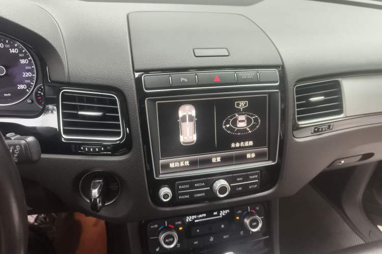 Used Volkswagen Touareg 2018 3.0 TSI Glory Collection Edition Audio And AC Panel