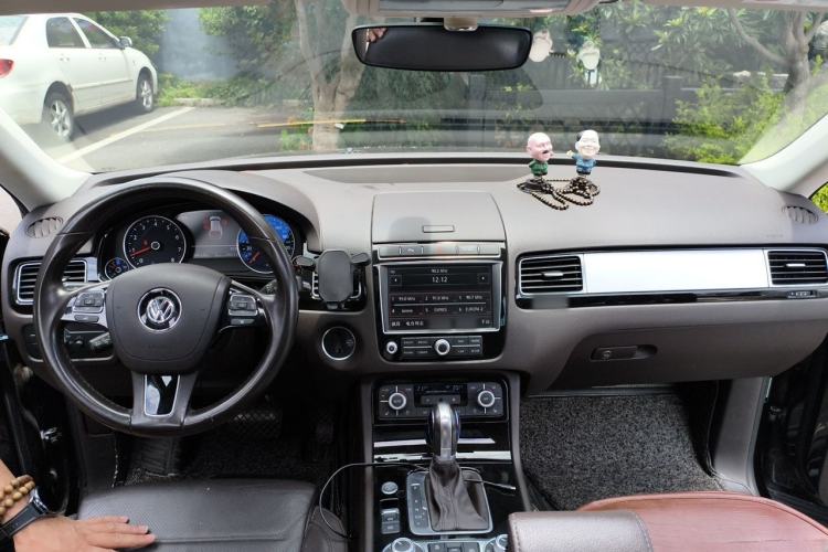 Used Volkswagen Touareg 2018 3.0 TSI Glory Collection Edition Center Console