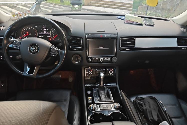Used Volkswagen Touareg  Center Console