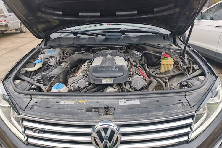Used Volkswagen Touareg 2018 3.0 TSI Glory Collection Edition Engine Bay
