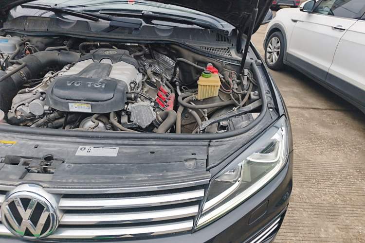 Used Volkswagen Touareg 2018 3.0 TSI Glory Collection Edition Engine Bay Left