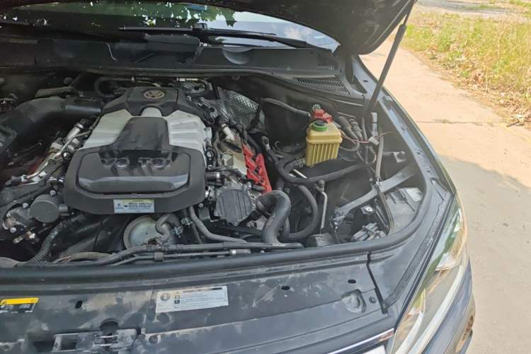 Used Volkswagen Touareg 2018 3.0 TSI Glory Collection Edition Engine Bay Left