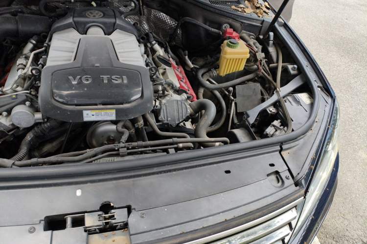 Used Volkswagen Touareg 2018 3.0 TSI Glory Collection Edition Engine Bay Left
