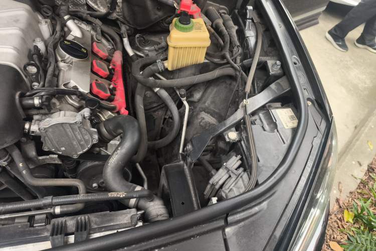 Used Volkswagen Touareg 2018 3.0 TSI Glory Collection Edition Engine Bay Left
