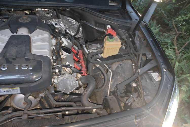 Used Volkswagen Touareg  Engine Bay Left