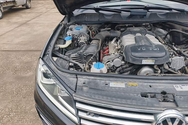 Used Volkswagen Touareg 2018 3.0 TSI Glory Collection Edition Engine Bay Right