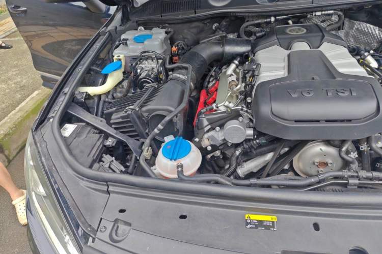 Used Volkswagen Touareg 2018 3.0 TSI Glory Collection Edition Engine Bay Right
