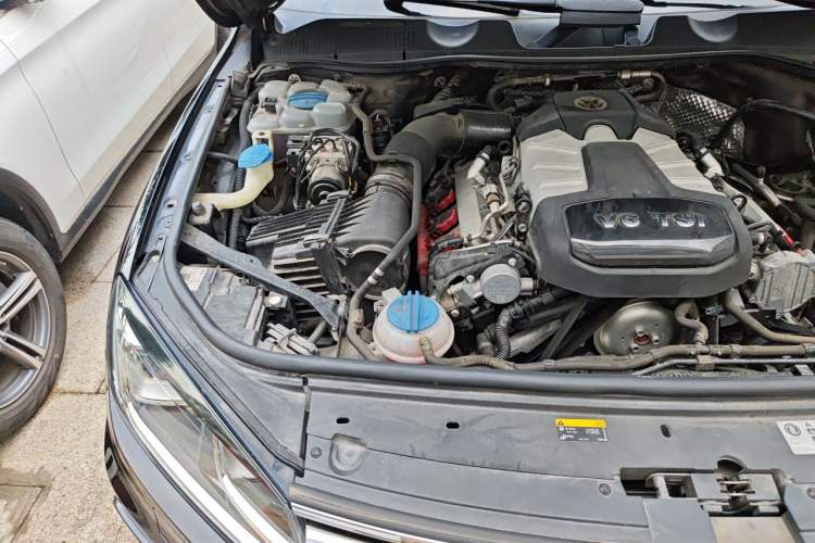 Used Volkswagen Touareg 2018 3.0 TSI Glory Collection Edition Engine Bay Right