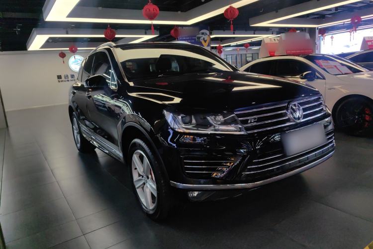 Used Volkswagen Touareg 2018 3.0 TSI Glory Collection Edition Front Right 45 Deg