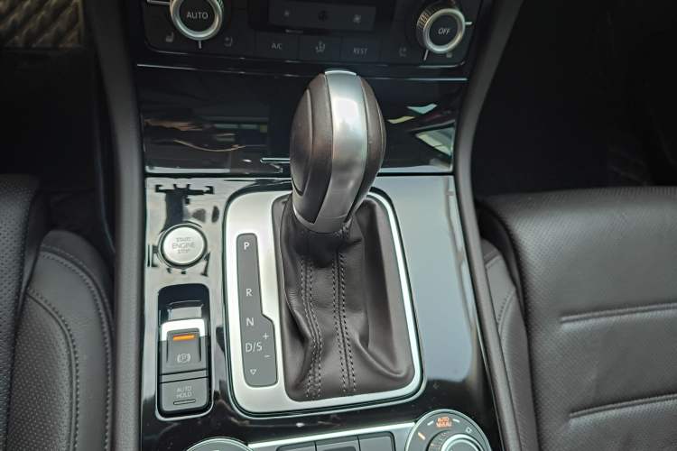 Used Volkswagen Touareg 2018 3.0 TSI Glory Collection Edition Gear Lever