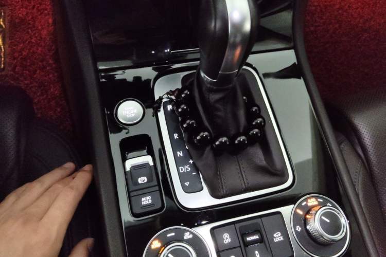 Used Volkswagen Touareg 2018 3.0 TSI Glory Collection Edition Gear Lever