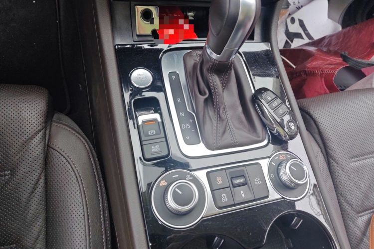 Used Volkswagen Touareg 2018 3.0 TSI Glory Collection Edition Gear Lever