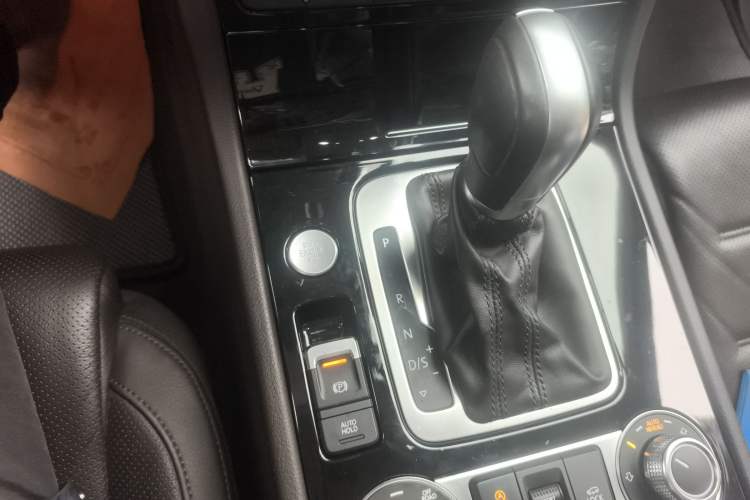 Used Volkswagen Touareg 2018 3.0 TSI Glory Collection Edition Gear Lever
