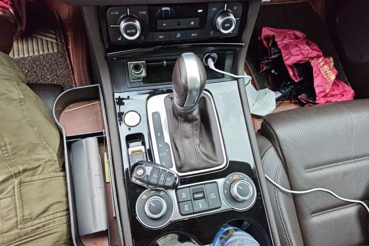 Used Volkswagen Touareg 2018 3.0 TSI Glory Collection Edition Gear Lever