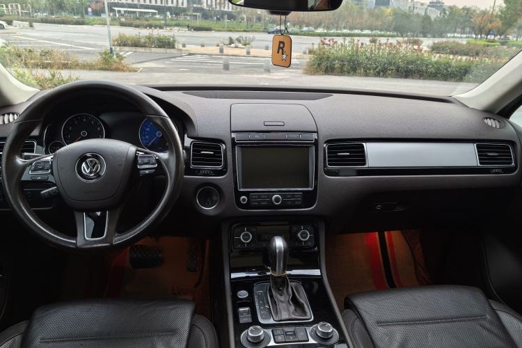 Used Volkswagen Touareg 2018 3.0 TSI Glory Collection Edition Interior 2