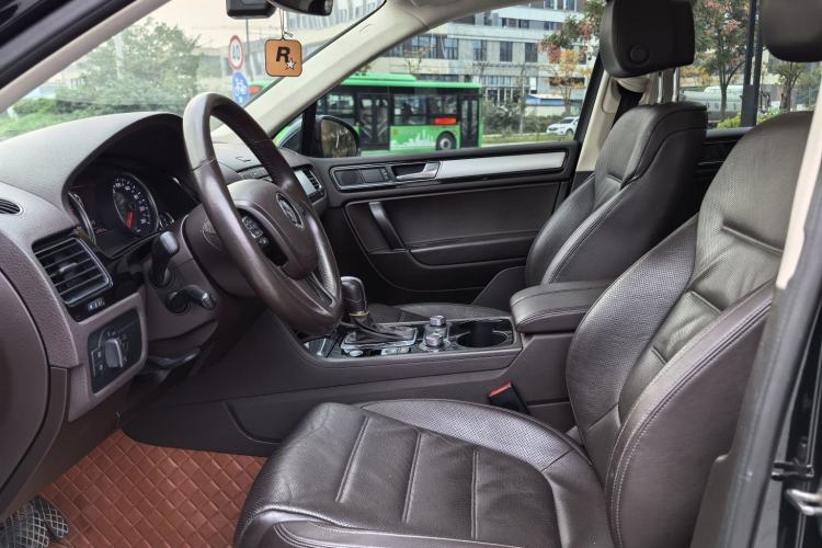 Used Volkswagen Touareg 2018 3.0 TSI Glory Collection Edition Interior 4