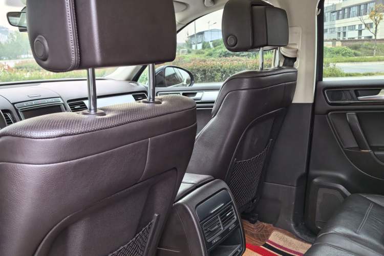 Used Volkswagen Touareg 2018 3.0 TSI Glory Collection Edition Interior 8