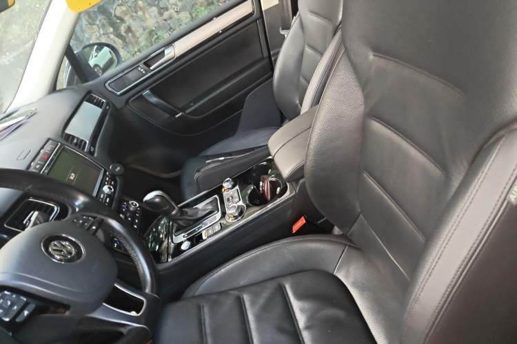 Used Volkswagen Touareg  Left Front Seat