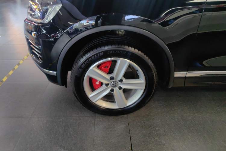 Used Volkswagen Touareg 2018 3.0 TSI Glory Collection Edition Left Front Wheel Hub