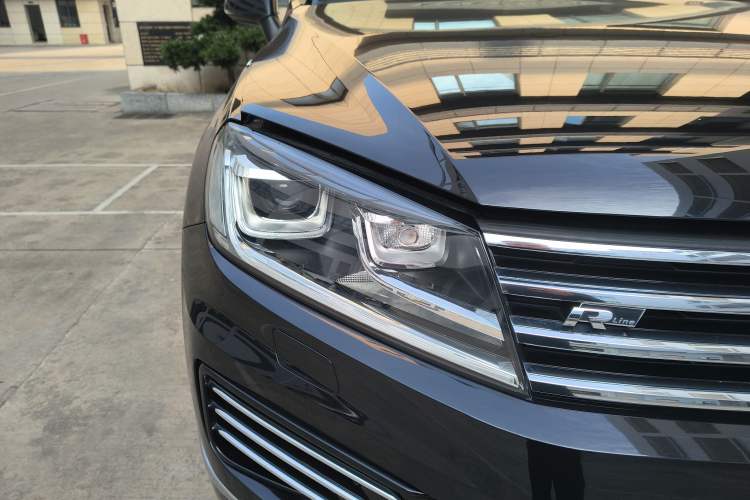 Used Volkswagen Touareg 2018 3.0 TSI Glory Collection Edition Right Front Headlight