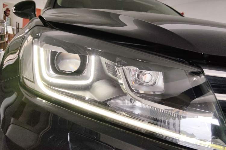 Used Volkswagen Touareg 2018 3.0 TSI Glory Collection Edition Right Front Headlight