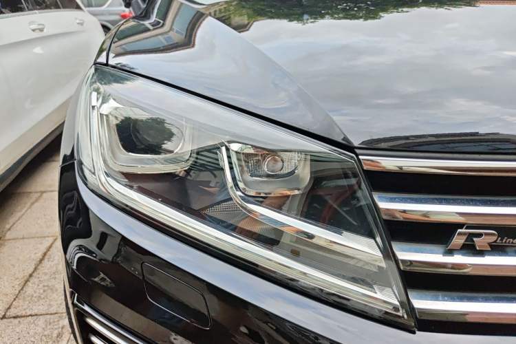 Used Volkswagen Touareg 2018 3.0 TSI Glory Collection Edition Right Front Headlight
