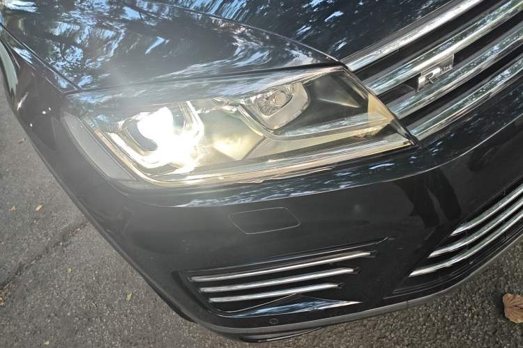 Used Volkswagen Touareg  Right Front Headlight