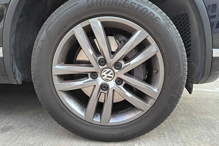 Used Volkswagen Touareg 2018 3.0 TSI Glory Collection Edition Right Front Wheel Hub