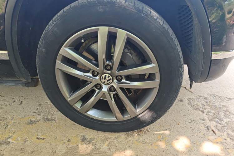 Used Volkswagen Touareg 2018 3.0 TSI Glory Collection Edition Right Front Wheel Hub