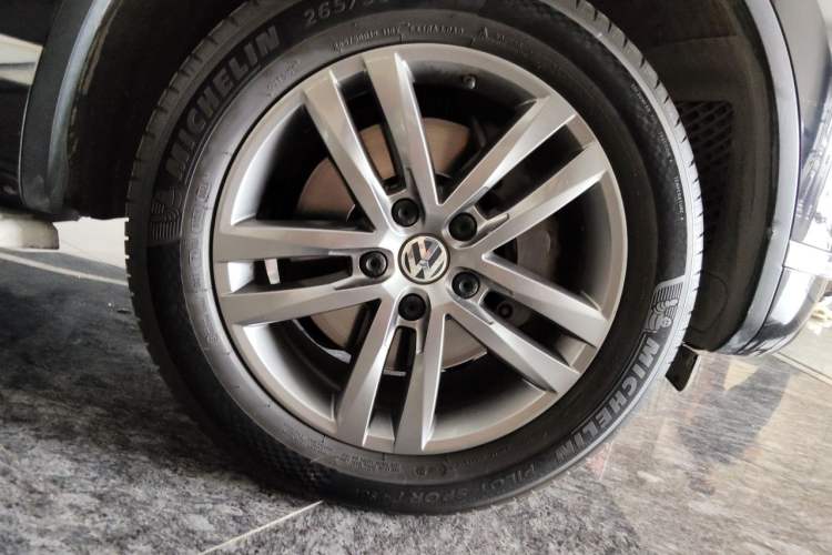Used Volkswagen Touareg 2018 3.0 TSI Glory Collection Edition Right Front Wheel Hub
