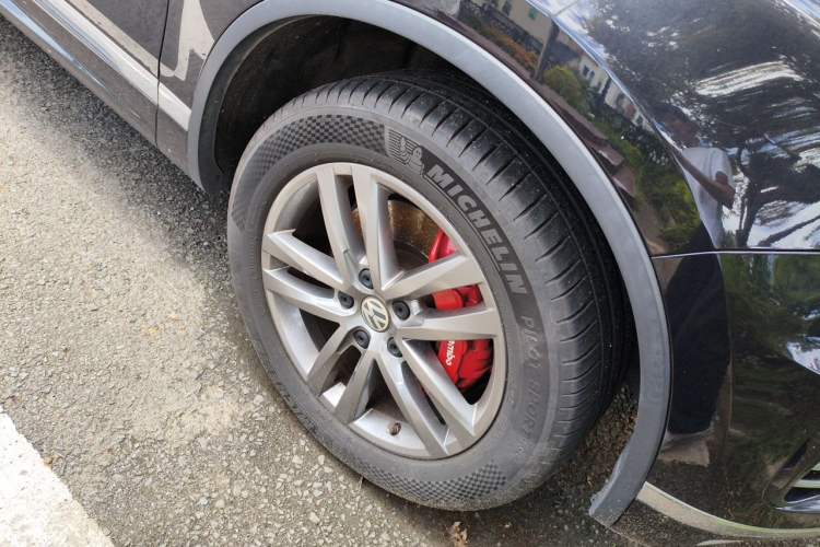 Used Volkswagen Touareg 2018 3.0 TSI Glory Collection Edition Right Front Wheel Hub