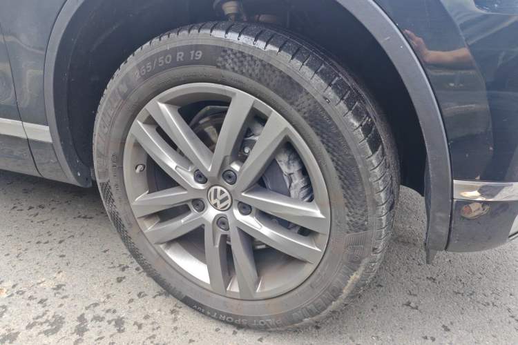 Used Volkswagen Touareg 2018 3.0 TSI Glory Collection Edition Right Front Wheel Hub