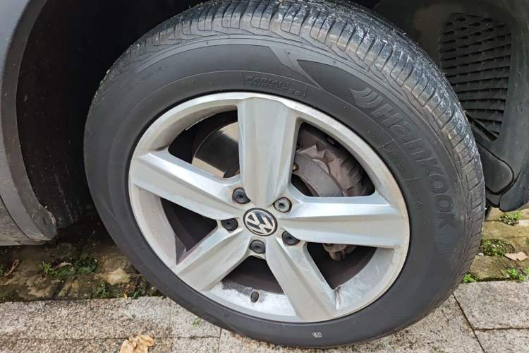 Used Volkswagen Touareg 2018 3.0 TSI Glory Collection Edition Right Front Wheel Hub